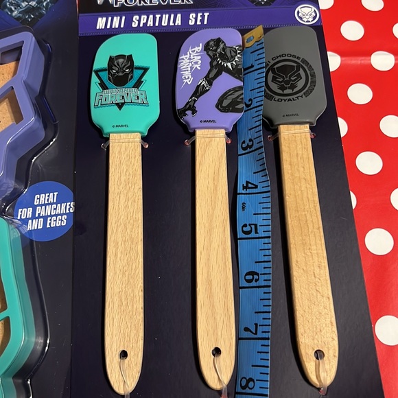 New Wakanda Forever Kitchen Set: Silicone Breakfast Molds & Mini Spatula Set - Picture 5 of 6